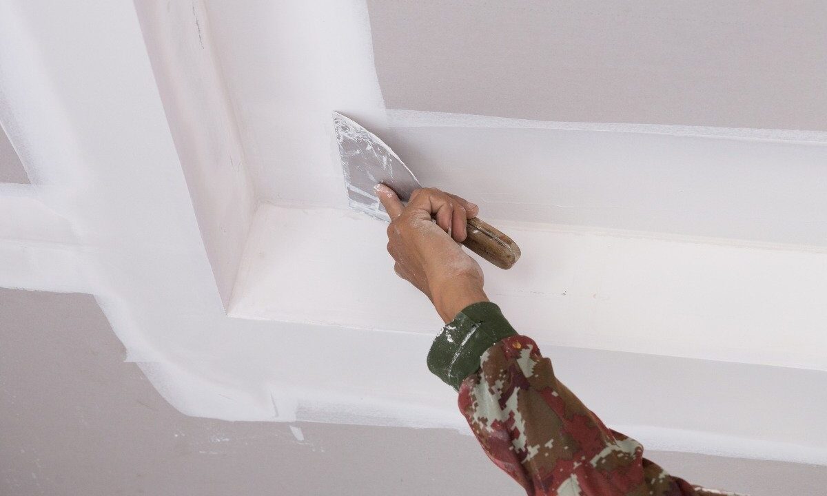 hand of worker using gypsum plaster ceiling joints picture id637855762